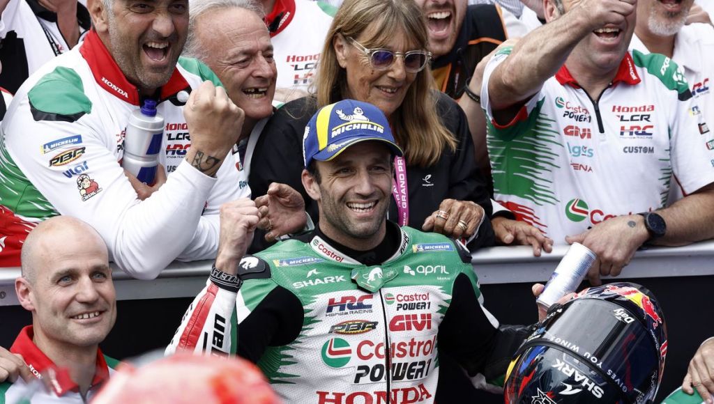 Johann Zarco célébrant sa victoire au Grand Prix de France MotoGP 2025, entouré de membres de l'équipe, exprimant la joie et l'excitation après sa victoire historique.