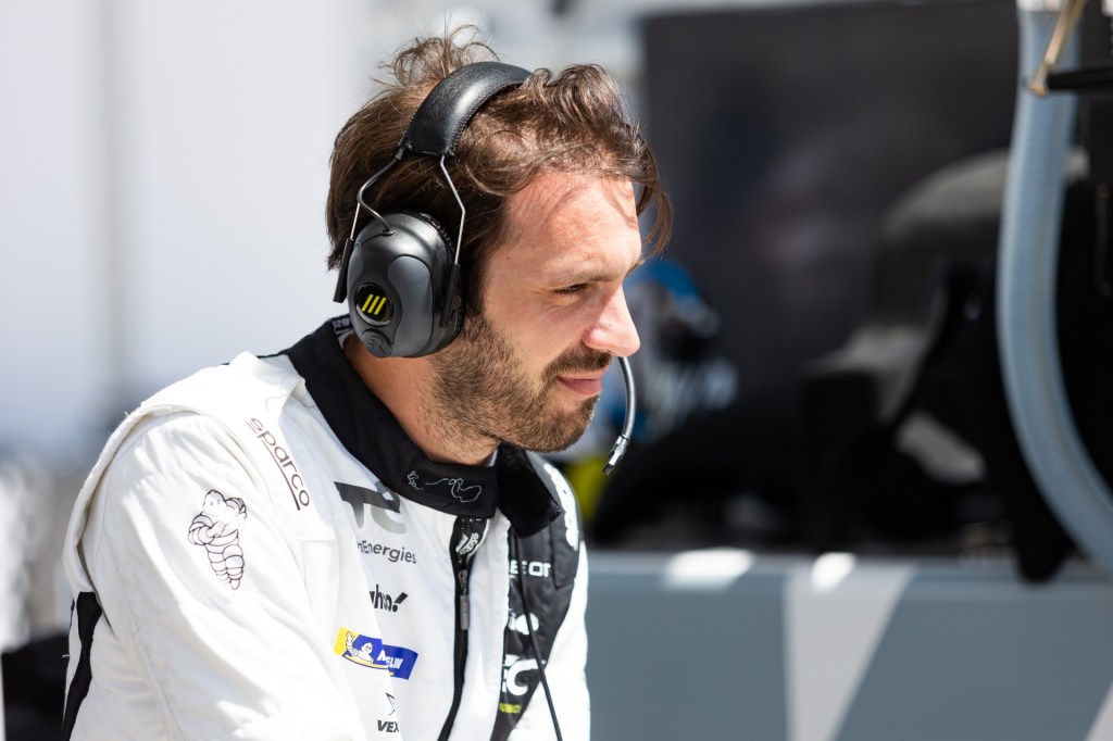 Jean eric vergne sur le paddock dans sa combinaison de wec