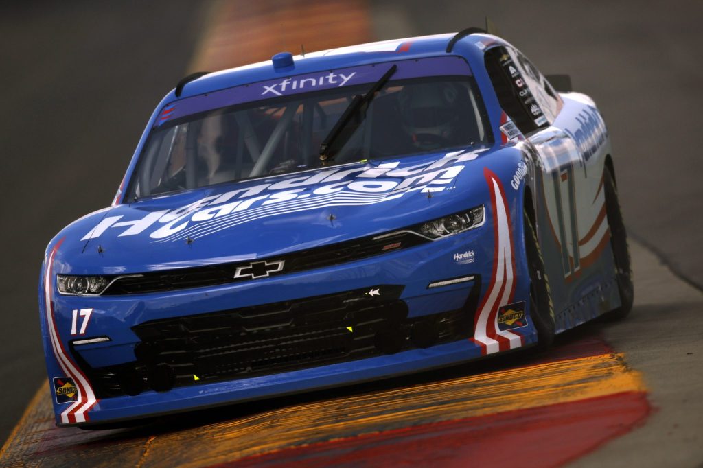 Voiture de course Hendrick Motorsports n°17 sur la piste, affichant une peinture bleue et blanche avec le logo de l'équipe.