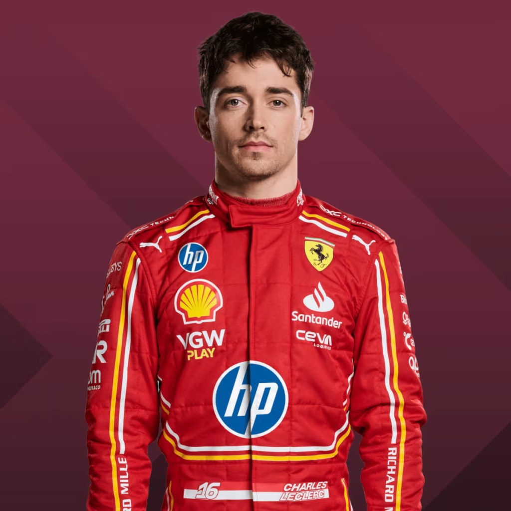 Portrait de Charles Leclerc en combinaison de course Ferrari, affichant le logo HP et d'autres sponsors, sur un fond géométrique rouge.