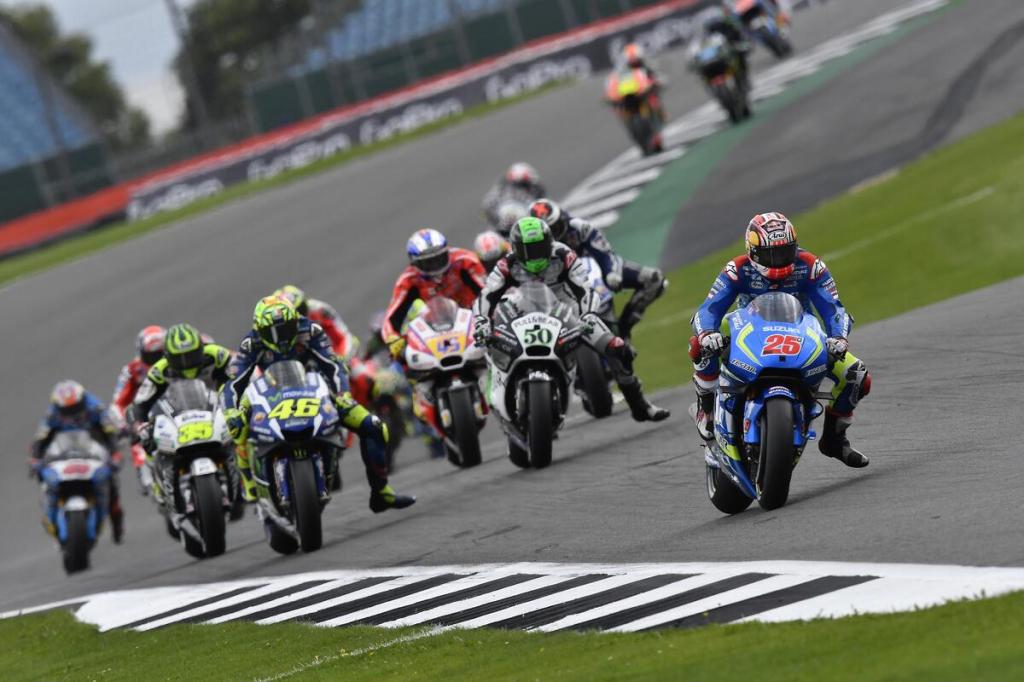 Une course de MotoGP au Grand Prix de Grande-Bretagne 2019, avec plusieurs motos en compétition sur le circuit de Silverstone.
