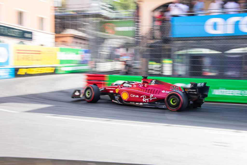 Une voiture de course Ferrari pilotée par Charles Leclerc prend un virage serré lors des essais libres du Grand Prix de Monaco 2025.