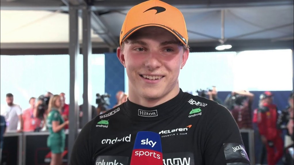 Oscar piastri pilote mcLaren durant une interview pour skysport