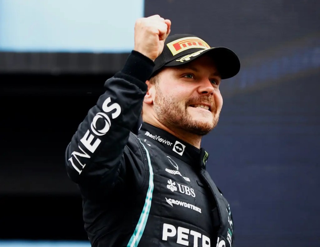 Bottas celebrant une victoire avec mercedes en f1