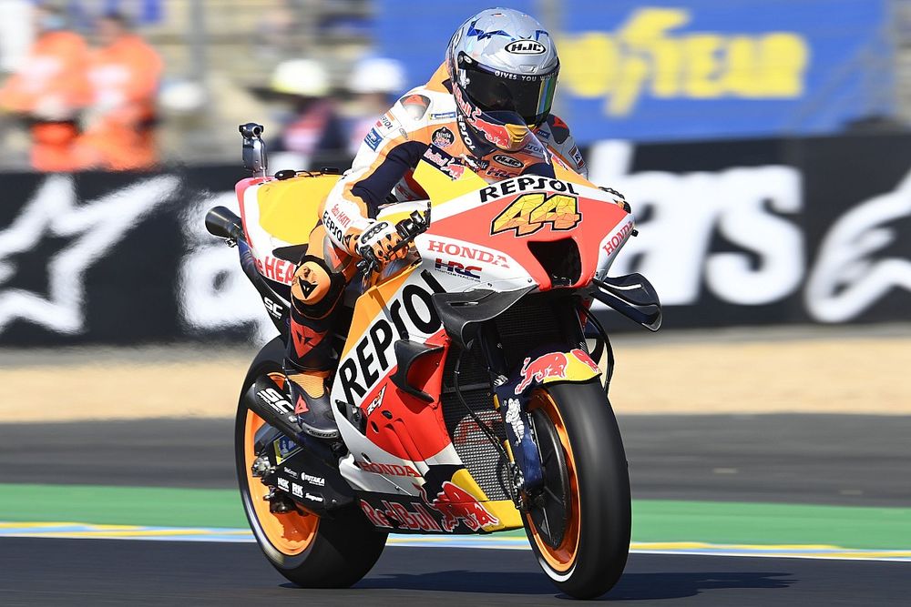 un pilote de moto gp en course