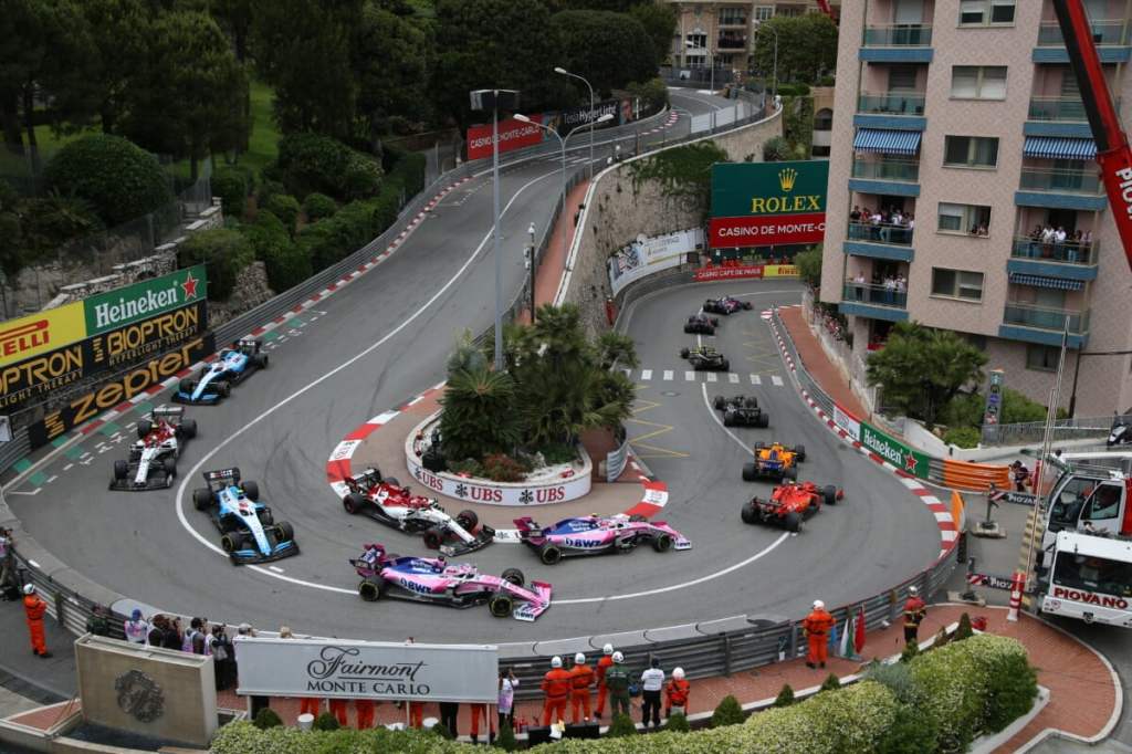 Course de Formule 1 au Grand Prix de Monaco, avec plusieurs voitures en pleine action sur un virage emblématique du circuit urbain.