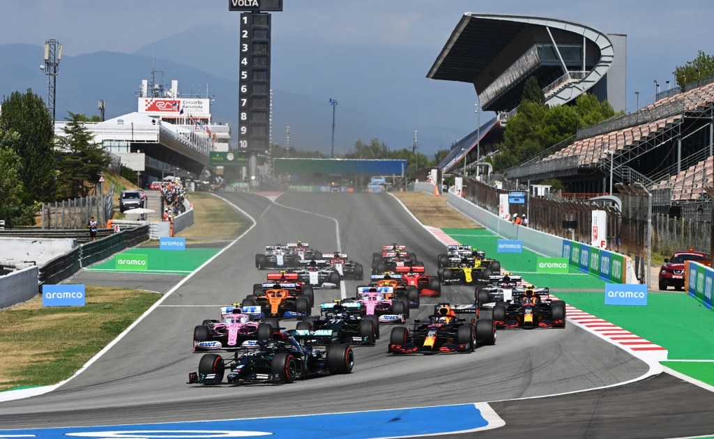 Une course de Formule 1 au Circuit de Barcelona-Catalunya, montrant plusieurs voitures en compétition sur le circuit.
