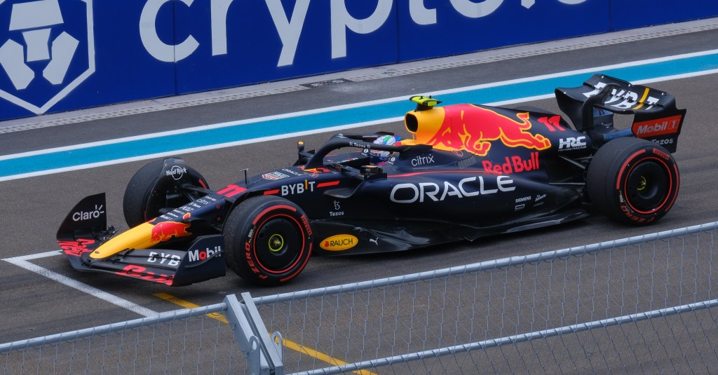 Monoplace de Formule 1 de Red Bull Racing sur la piste, présentée avec des sponsors visibles et une aération de circuit.