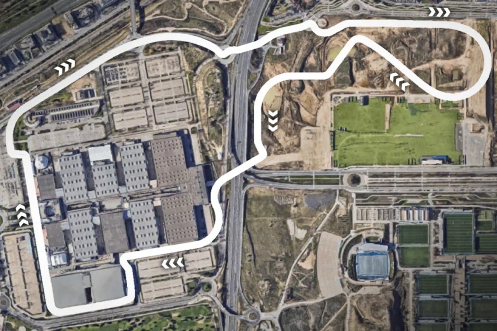 Vue aérienne du circuit urbain/hybride Madring en construction à Madrid, avec un tracé représentant des virages et sections de route autour de bâtiments et d'espaces verts.