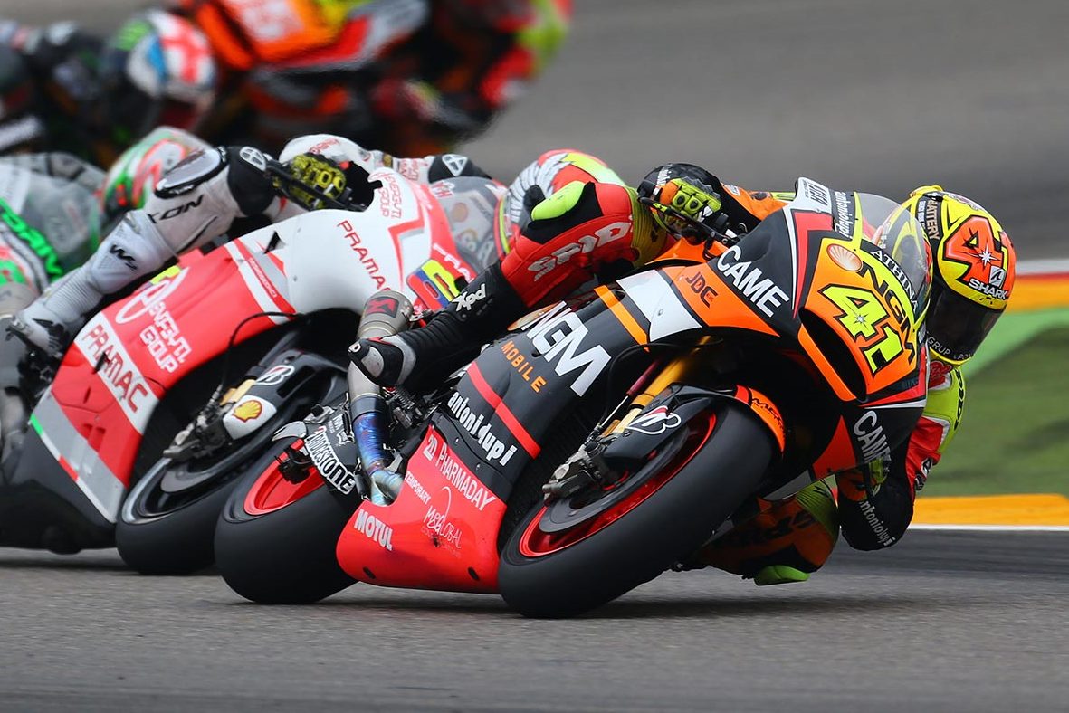 MotoGP racers competing closely on the track during the Grand Prix d'Aragón.