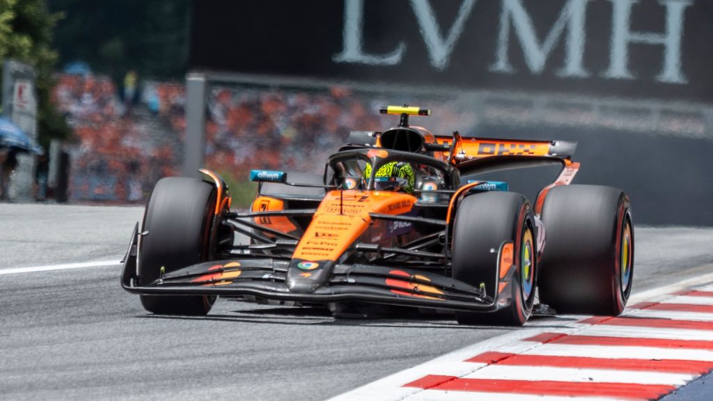 Une voiture de course McLaren sur le circuit de Spielberg lors du Grand Prix d'Autriche, capturée en action sur la piste.