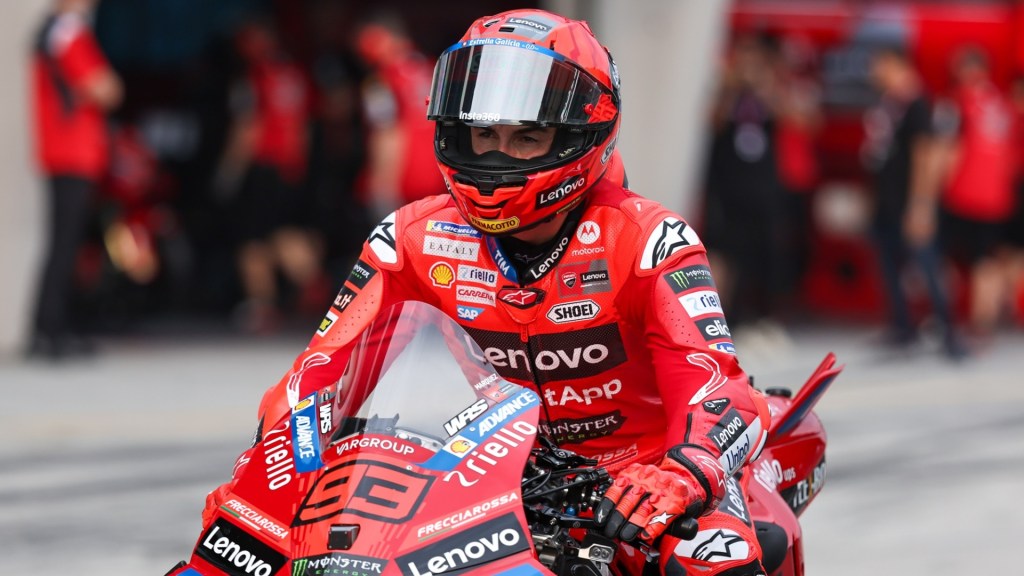 Marc Márquez en tenue de course sur sa moto Ducati, prêt à prendre la piste.