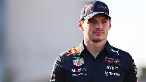 Max Verstappen, pilote de F1, portant une casquette et un uniforme de course, regardant vers l'avant.