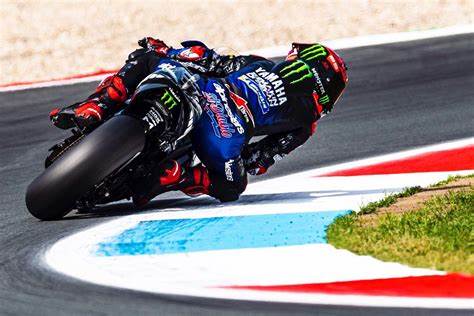 Fabio Quartararo sur sa moto Yamaha, prenant un virage au TT Circuit d’Assen.